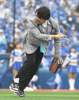 　始球式でマウンドに立った伊沢拓司（撮影・佐藤厚）