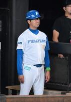 　ヘルメットを被り、ベンチで戦況を見つめる八木コーチ（撮影・伊藤笙子）