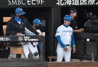 　１回、ベンチに飛びこんだ矢沢のファウルを見つめる（左から）新庄監督、林ヘッドコーチ、八木コーチ（撮影・伊藤笙子）