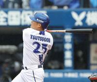 　２回、右越えに先制ソロを放つ筒香（撮影・西岡正）