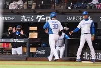 　２回、万波の先制打で生還した郡司（３０）を迎える新庄監督（左から２人目）＝撮影・中島達哉