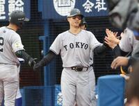 　４回、２ランを放ち、ナインとタッチを交わす若林（撮影・西岡正）