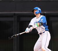 　４回、ソロを放つ郡司（撮影・中島達哉）