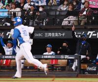 　４回、郡司（左）がソロを放ち、指を突き上げる新庄監督（右）＝撮影・中島達哉