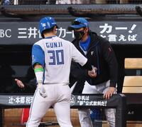 　４回、ソロを放った郡司（３０）を迎える新庄監督（撮影・中島達哉）