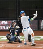 　４回、左越えソロを放つ郡司（撮影・伊藤笙子）