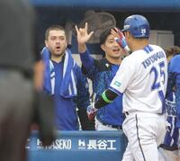 　６回、ソロを放った筒香（右）を迎えるケイ（撮影・西岡正）