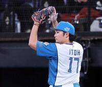 　７回を終え、ベンチに戻る伊藤