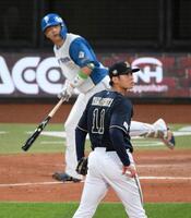 　４回、郡司（奥）に左越えソロを浴びた山下（撮影・伊藤笙子）