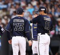 　２回、先制を許し、汗をぬぐう山下（右）＝撮影・中島達哉