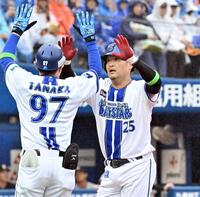 　２回、先制ソロを放ちコーチに迎えられる筒香