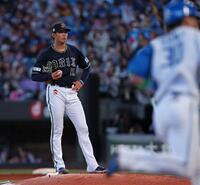 　４回、郡司（右）にソロを浴び、呆然と立ち尽くす山下（撮影・中島達哉）