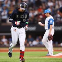 　５回、併殺打に打ち取られ、ベンチに戻る紅林（撮影・中島達哉）