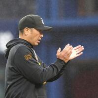 　８回、投手交代を告げた後、厳しい表情で手をたたく阿部監督（撮影・西岡正）