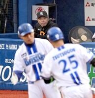 　６回、筒香（手前右）の本塁打に、厳しい表情の阿部監督