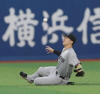 　８回、佐野の打球を泉口が捕れず。内野安打となり、ピンチを広げる（撮影・西岡正）