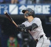　４回、左越えに２ランを放つ若林（撮影・西岡正）