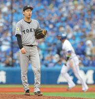 　３回、打者・桑原の時、ボークをとられ、ぼう然とする山崎（撮影・西岡正）