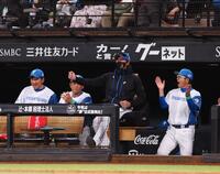 　オリックスに勝利し、渾身のガッツポーズをする新庄監督（中央）＝撮影・中島達哉