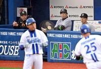 　６回、筒香（右手前）の本塁打に厳しい表情の阿部監督（左）