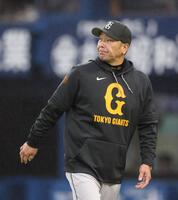 　７回、投手交代を告げた阿部監督（撮影・西岡正）