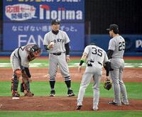 　７回、バルドナードの降板後、ナインと話す阿部監督（左から２人目）