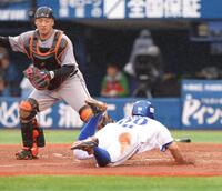 　３回、蝦名の適時打で生還する林（撮影・西岡正）