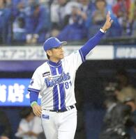 　第１戦に勝利し、スタンドに手を振る三浦監督（撮影・西岡正）