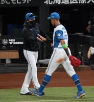 　初戦を制してファイナル進出へ王手をかけ、万波（右）を迎える新庄監督（撮影・伊藤笙子）