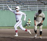 　９回、中越えのサヨナラタイムリーを放ち、拳を握る広陵・葉山正汰（撮影・市尻達拡）