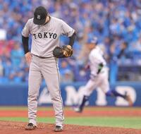 　６回、筒香（右）にソロを浴び、下を向く山崎（撮影・西岡正）