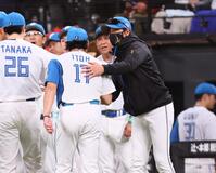 　伊藤（中央）らナインを迎える新庄監督（右）＝撮影・中島達哉