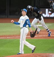 　８回、中川（奥）を二ゴロに打ち取る田中（撮影・伊藤笙子）