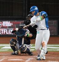 　４回、左越えソロを放つ郡司（撮影・伊藤笙子）