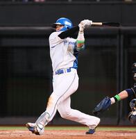 　４回、ソロを放つ郡司（撮影・中島達哉）