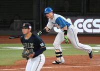 　４回、山下（手前）の前に二ゴロ併殺打に倒れる清宮幸（撮影・伊藤笙子）