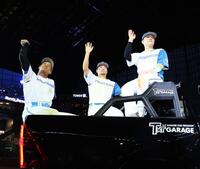 　スタンドのファンの歓声に応える（左から）万波、伊藤、郡司（撮影・中島達哉）