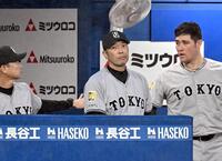 　９回、厳しい表情で試合を見つめる阿部監督（中央）