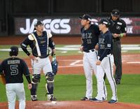 　２回、万波に先制打を浴びた山下（中央）＝撮影・伊藤笙子