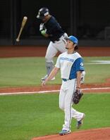 　６回、森（奥）を右飛に打ち取る伊藤（撮影・伊藤笙子）