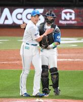 　９回を締め、田宮（右）と抱き合う斎藤（撮影・伊藤笙子）