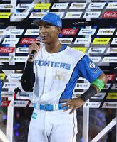 　お立ち台で笑顔を見せる万波（撮影・中島達哉）