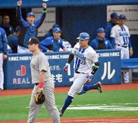 　３回、右翼線に適時打を放った筒香。一塁手リチャード