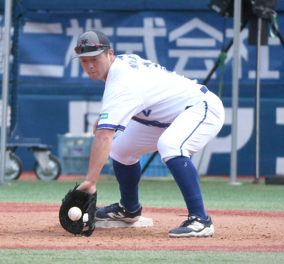 　一塁で守備練習をする牧