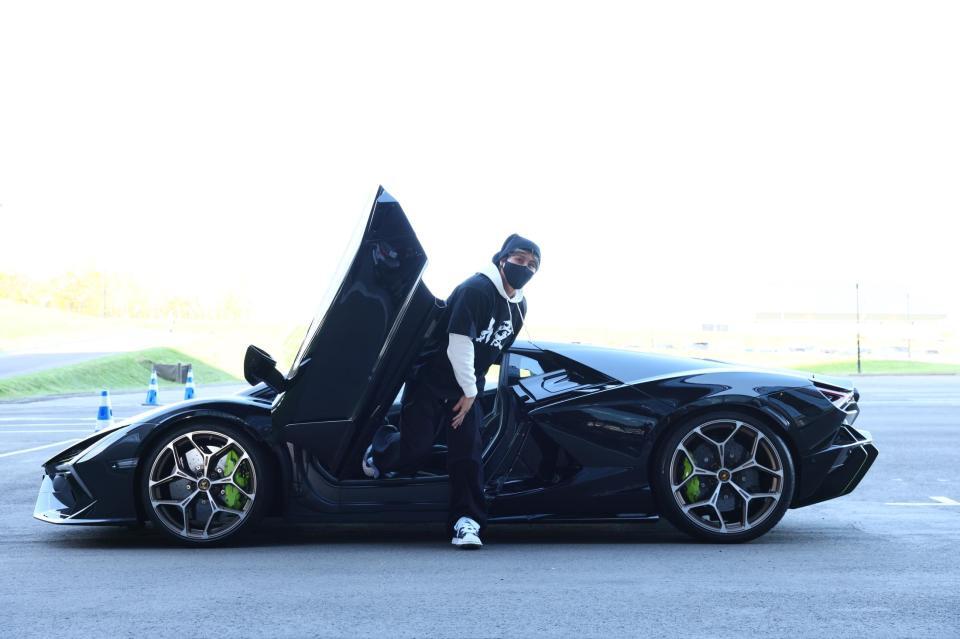 　ランボルギーニで球場入りする新庄監督（撮影・中島達哉）