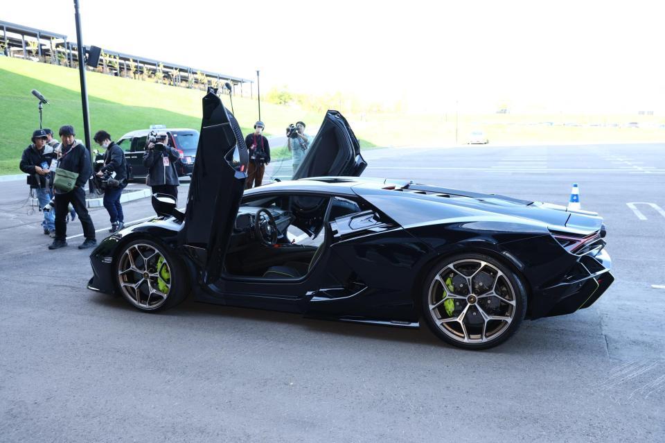 　新庄監督が球場入りに使用したランボルギーニ（撮影・中島達哉）