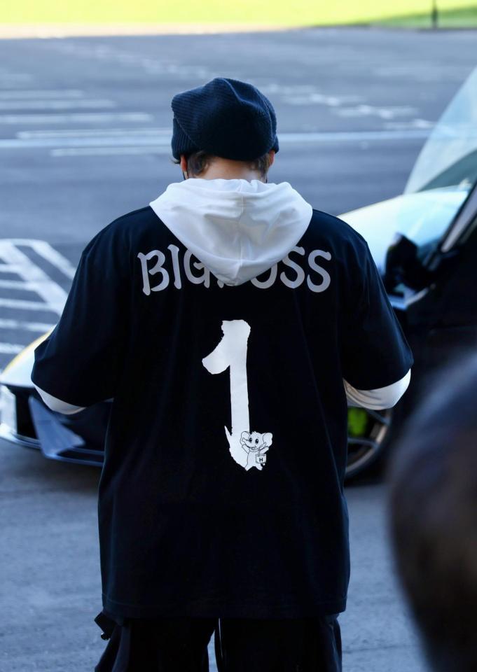 　ランボルギーニで球場入りし、囲み取材を受ける新庄監督（撮影・中島達哉）