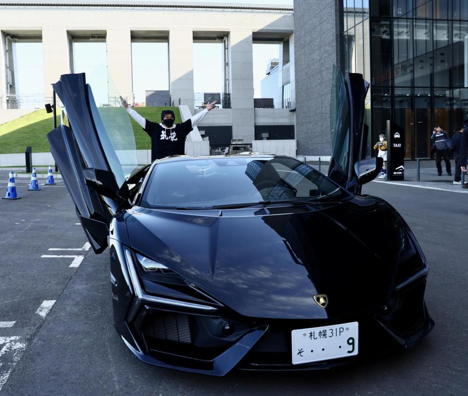 　球場入りしたランボルギーニと記念撮影に応じる新庄監督（撮影・中島達哉）