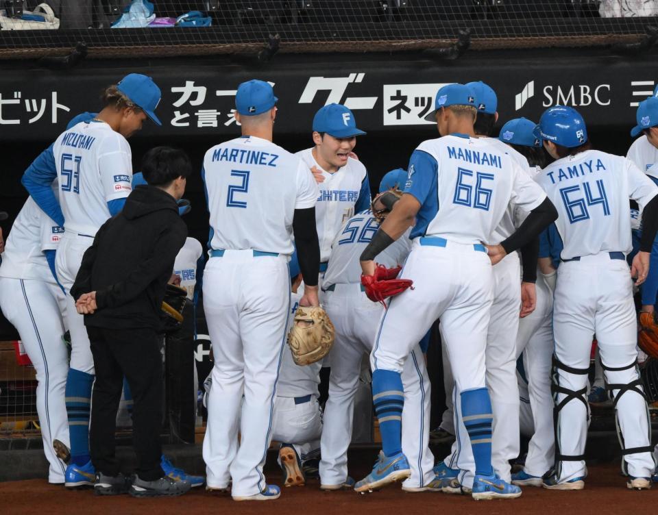 　試合前、声出しをする清宮幸（中央）＝撮影・伊藤笙子