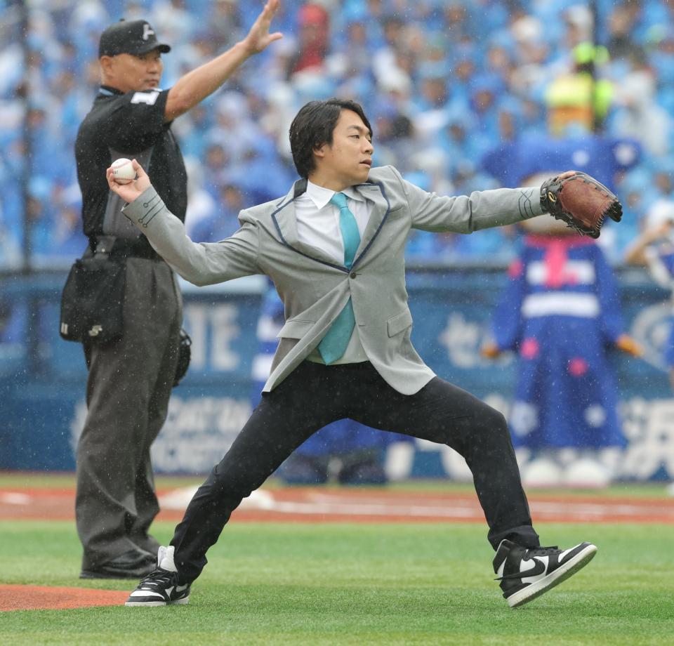 　始球式をする伊沢拓司（撮影・西岡正）